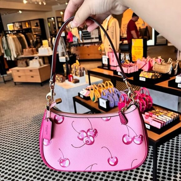 🥨🥨Coach teri shoulder bag with cherry print CR290 - Picture 1 of 4